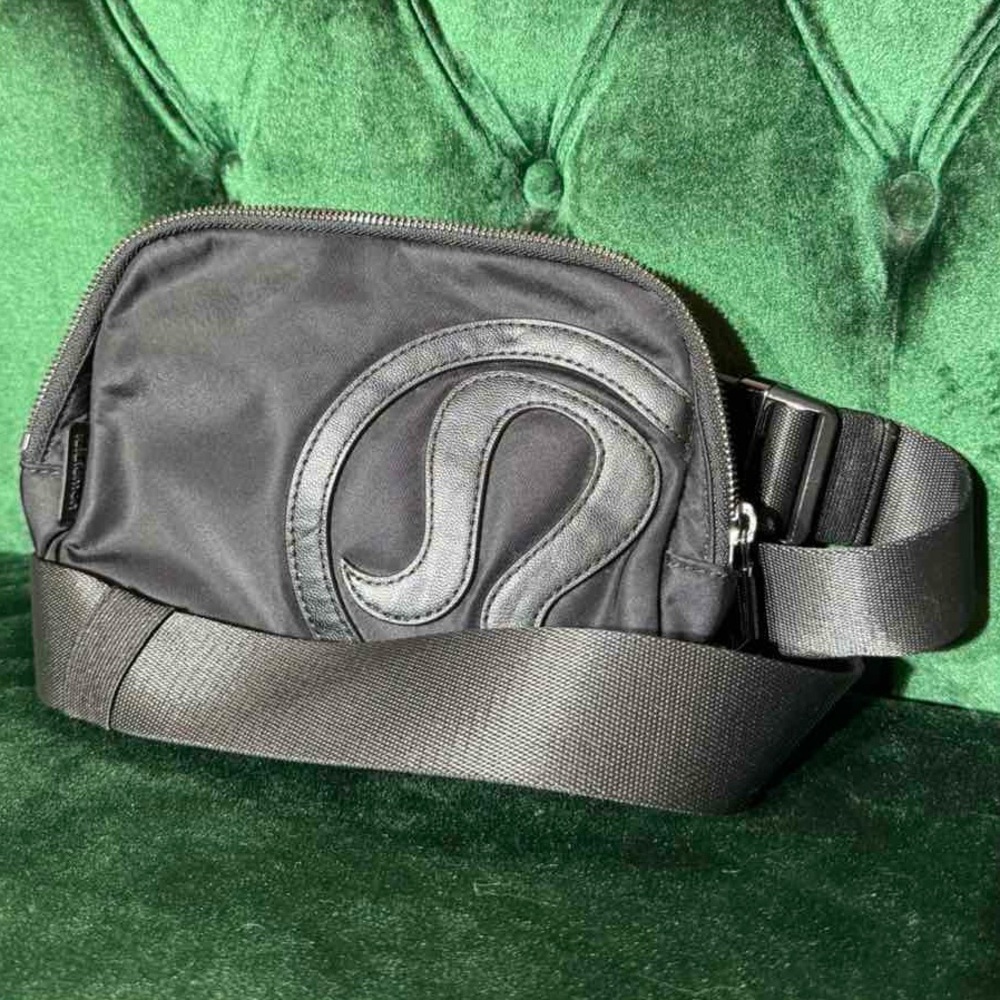 Lululemon Everywhere Belt Black 1L Waist Crossbody Bag